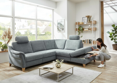 Sedací souprava SHANNON_ sestava 2,5L- RE- 1XAhoR_ rozměry sestavy zleva 255 x 225 cm_ s opěrkou hlavy a opěrkou hlavy PREMIUM_ v látce Milan steel_ úložný prostor v elementu 1XAhoR za příplatek_ obr. 3