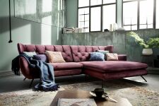 Ukázka větší varianty sedací soupravy SUSSEX_ varianta "1,5 sed XL - Longchair XL"_  rohové rozměry zleva 300 x 175 cm_ v látce Velvet purple_ obr. 5
