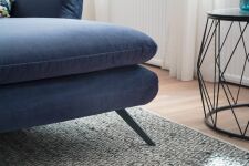 Sedací souprava SUSSEX_ detail provedení Longchairu_ v látce Velvet navy_ obr. 4