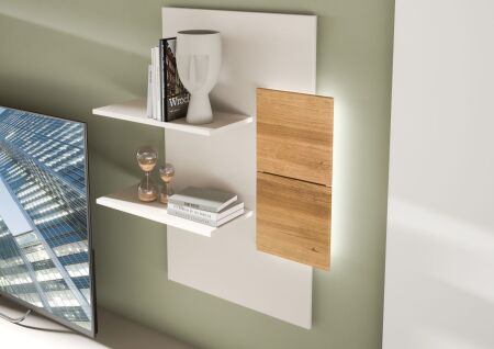 Nábytek do obývacího pokoje SORENTO_ detail závěsného regálu_ včetně LED osvětlení_ foto s dekoracemi_ obr. 4