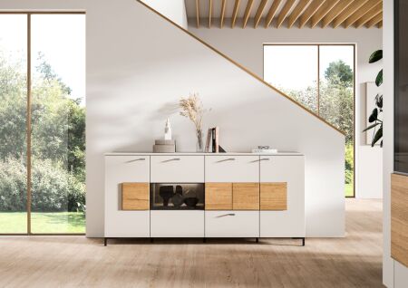 Nábytek do obývacího pokoje SORENTO._ sideboard 10 U3 MM 21 + sada nožiček 10 U3 MM 99_ rozměry š/v/h_ 198 / 91 / 41 cm_ čelní pohled_ včetně LED osvětlení_ foto s dekorací_ obr. 5