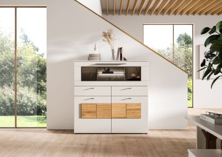 Nábytek do obývacího pokoje SORENTO_ highboard 10 U3 MM 22 (bez sady nožiček 99)_ rozměry š/v/h_  135 / 134 / 41 cm_ čelní pohled_ včetně LED osvětlení_ foto s dekorací_ obr. 5