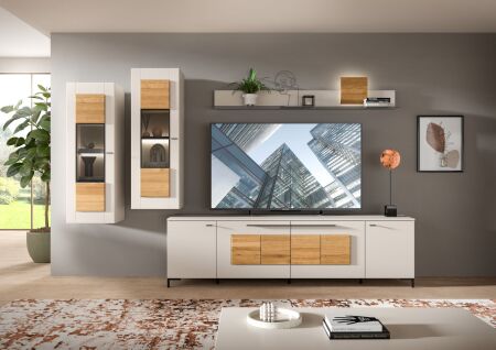 Nábytek do obývacího pokoje SORENTO._ sestava 10 U3 MM 81_ rozměry š/v/h_ 320 / 203 / 52 cm_ čelní pohled_ včetně LED osvětlení_ foto s dekorací_ obr. 1