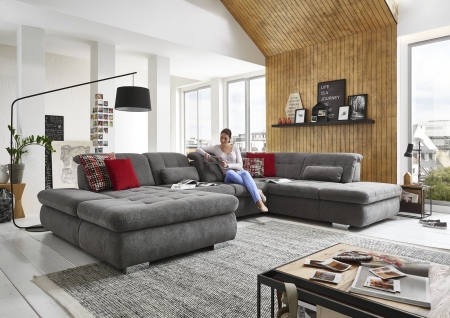 Sedací souprava STAGE_ sestava CanLST-2,5ELST-SE-1,5STAhor_ rozměry sestavy zleva 195 x 382 x 260 cm_ výška 82-100 cm_ nastavení hloubky sedu ve standardu_ ostatní volitelné funkce a polštáře za příplatek_ v látce Belle grey_ foto s modelem_ obr. 5