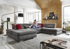 Sedací souprava STAGE_ sestava CanLST-2,5ELST-SE-1,5STAhor_ rozměry sestavy zleva 195 x 382 x 260 cm_ výška 82-100 cm_ nastavení hloubky sedu ve standardu_ ostatní volitelné funkce a polštáře za příplatek_ v látce Belle grey_ foto s modelem_ obr. 6 Sedací souprava STAGE_ sestava CanLST-2,5ELST-SE-1,5STAhor_ rozměry sestavy zleva 195 x 382 x 260 cm_ výška 82-100 cm_ nastavení hloubky sedu ve standardu_ ostatní volitelné funkce a polštáře za příplatek_ v látce Belle grey_ foto s modelem_ obr. 6