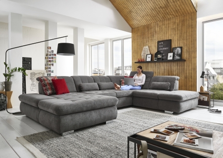 Sedací souprava STAGE_ sestava CanLST-2,5ELST-SE-1,5STAhor_ rozměry sestavy zleva 195 x 382 x 260 cm_ výška 82-100 cm_ nastavení hloubky sedu ve standardu_ ostatní volitelné funkce a polštáře za příplatek_ v látce Belle grey_ foto s modelem_ obr. 8