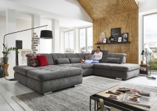 Sedací souprava STAGE_ sestava CanLST-2,5ELST-SE-1,5STAhor_ rozměry sestavy zleva 195 x 382 x 260 cm_ výška 82-100 cm_ nastavení hloubky sedu ve standardu_ ostatní volitelné funkce a polštáře za příplatek_ v látce Belle grey_ foto s modelem_ obr. 8 Sedací souprava STAGE_ sestava CanLST-2,5ELST-SE-1,5STAhor_ rozměry sestavy zleva 195 x 382 x 260 cm_ výška 82-100 cm_ nastavení hloubky sedu ve standardu_ ostatní volitelné funkce a polštáře za příplatek_ v látce Belle grey_ foto s modelem_ obr. 8