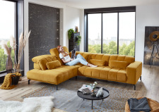 Sedací souprava TANJA_ sestava 1XKOGLKV_2,5RKV_ rozměry zleva 219 x 296 cm_ polohovatelné opěrky hlavy ve standardu_ další volitelné funkce za příplatek_ v látce Salsa curry_ foto s modelem_ obr. 2 Sedací souprava TANJA_ sestava 1XKOGLKV_2,5RKV_ rozměry zleva 219 x 296 cm_ polohovatelné opěrky hlavy ve standardu_ další volitelné funkce za příplatek_ v látce Salsa curry_ foto s modelem_ obr. 2