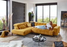 Sedací souprava TANJA_ sestava 1XKOGLKV_2,5RKV_ rozměry zleva 219 x 296 cm_ polohovatelné opěrky hlavy ve standardu_ další volitelné funkce za příplatek_ v látce Salsa curry_ foto s modelem_ obr. 3 Sedací souprava TANJA_ sestava 1XKOGLKV_2,5RKV_ rozměry zleva 219 x 296 cm_ polohovatelné opěrky hlavy ve standardu_ další volitelné funkce za příplatek_ v látce Salsa curry_ foto s modelem_ obr. 3
