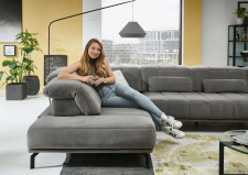 Sedací souprava TANJA_ sestava 1XKOGLSTKV_2,5ELKVVZMO_CanGXRKV_ v látce Salsa grey_ detail_ boční pohled_ polohovatelná zádová opěradla - regulace hloubky sedu_ obr. 7 Sedací souprava TANJA_ sestava 1XKOGLSTKV_2,5ELKVVZMO_CanGXRKV_ v látce Salsa grey_ detail_ boční pohled_ polohovatelná zádová opěradla - regulace hloubky sedu_ obr. 7
