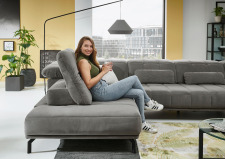 Sedací souprava TANJA_ sestava 1XKOGLSTKV_2,5ELKVVZMO_CanGXRKV_ v látce Salsa grey_ detail_ boční pohled_ polohovatelné opěrky hlavy_ obr. 8 Sedací souprava TANJA_ sestava 1XKOGLSTKV_2,5ELKVVZMO_CanGXRKV_ v látce Salsa grey_ detail_ boční pohled_ polohovatelné opěrky hlavy_ obr. 8