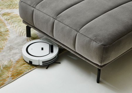 Sedací souprava TANJA_ detail_ použití robotického vysyvače_ v látce Salsa grey_ obr. 14