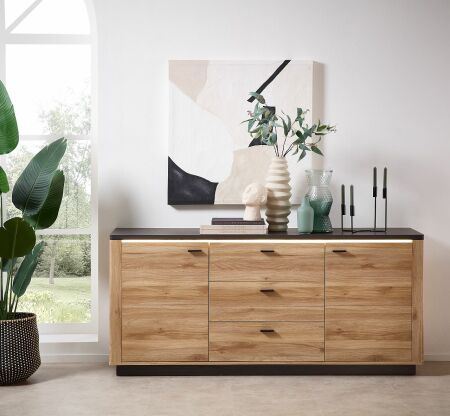 Nábytek do obývacího pokoje COLEÉ_ sideboard 10 S2 HZ 20_ rozměry š/v/h_ 185/84/48 cm_ včetně LED osvětlení_ foto s dekorací_ obr. 11