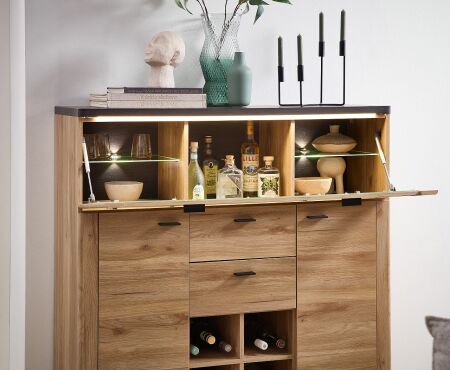 Nábytek do obývacího pokoje COLEÉ_ highboard 10 S2 HZ 22_ detail 1_ foto s dekorací_ obr. 13