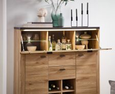 Nábytek do obývacího pokoje COLEÉ_ highboard 10 S2 HZ 22_ detail 1_ foto s dekorací_ obr. 13