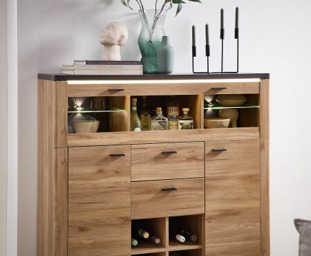 Nábytek do obývacího pokoje COLEÉ_ highboard 10 S2 HZ 22_ detail 2_ foto s dekorací_ obr. 14