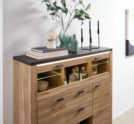 Nábytek do obývacího pokoje a jídelny COLEÉ_ highboard 10 S2 HZ 22_ detail 3_ foto s dekorací_ obr. 14