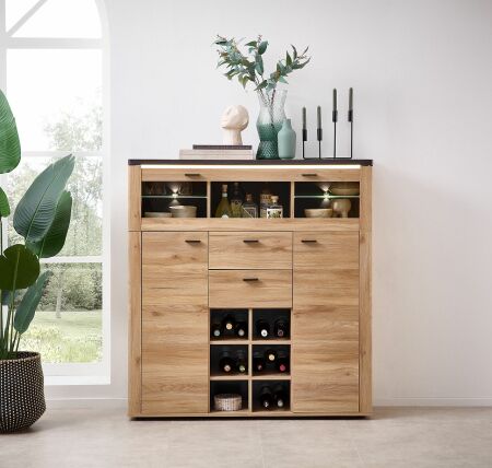 Nábytek do obývacího pokoje COLEÉ_ highboard 10 S2 HZ 22_ rozměry š/v/h_ 130/132/38 cm_ včetně LED osvětlení_ foto s dekorací_ obr. 11