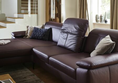 Sedací souprava TORONTO Lounge_sestava LALmaxi-2,5AR_v kůži Soft Line bordeaux_detail polohovatelných opěradel - regulace hloubky sedu_obr. 11
