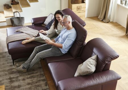 Sedací souprava TORONTO Lounge_sestava LALmaxi-2,5AR_v kůži Soft Line bordeaux_detail polohovatelných opěradel - regulace hloubky sedu_foto s modelem_obr. 15