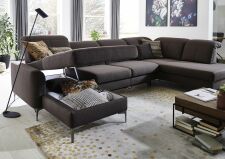 Sedací souprava TORONTO Lounge_sestava LAL-2,5AR_E1ABR_v látce Melrose brown_detail výklopného úložného prostoru_obr. 20 Sedací souprava TORONTO Lounge_sestava LAL-2,5AR_E1ABR_v látce Melrose brown_detail výklopného úložného prostoru_obr. 20