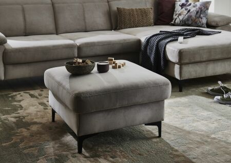 Sedac souprava TORONTO Lounge_sestava 2,5AL-LAR Maxi_v ltce Velvet sand_detail taburetu_obr. 29