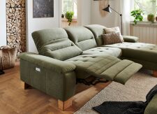 Sedací souprava CORTINA 2600_ detail polohovací motorové relaxační funkce_ volitelná funkce za příplatek_ v látce Easy care olive_ obr. 3