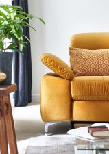 Sedací souprava CORTINA 2600_ detail područky s polohovací funkcí_ volitelná funkce za příplatek_ v látce Velvet brandy_ obr. 3